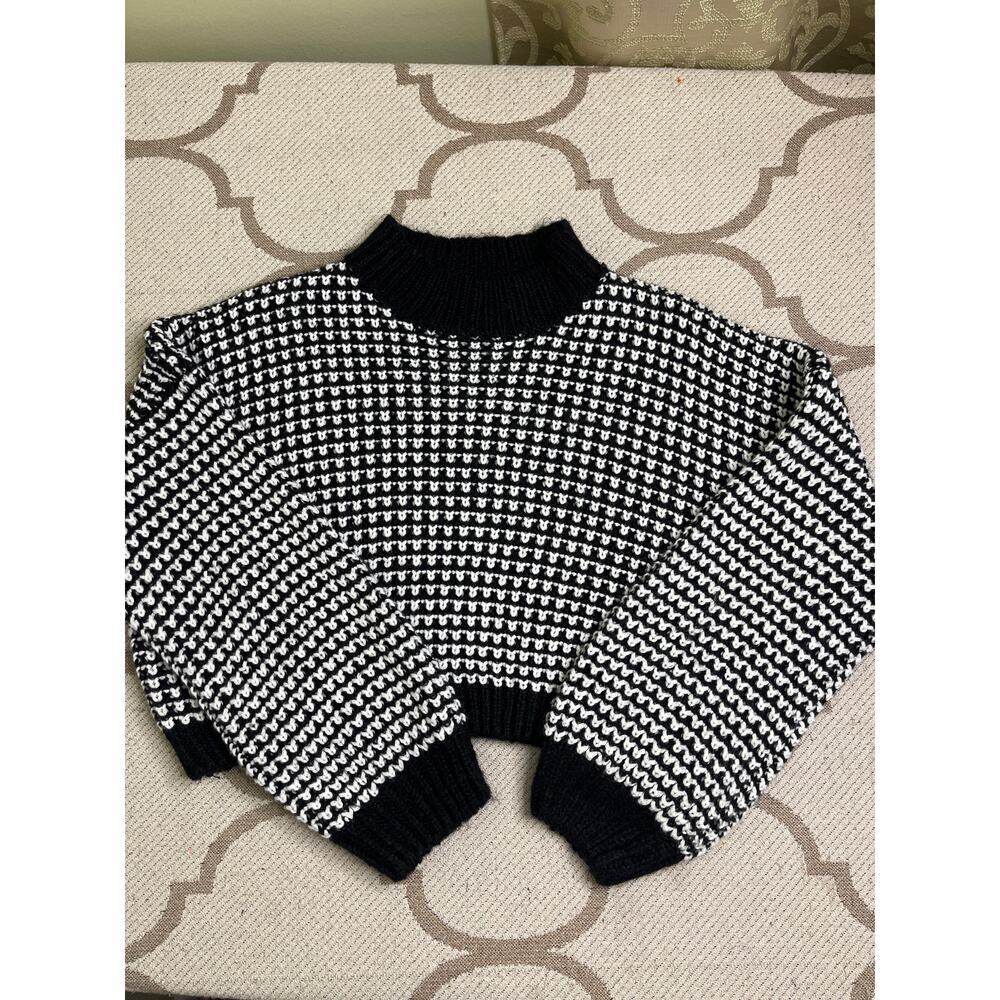 Cloud Ten Black White Cropped Chunky Knit Sweater, Size large